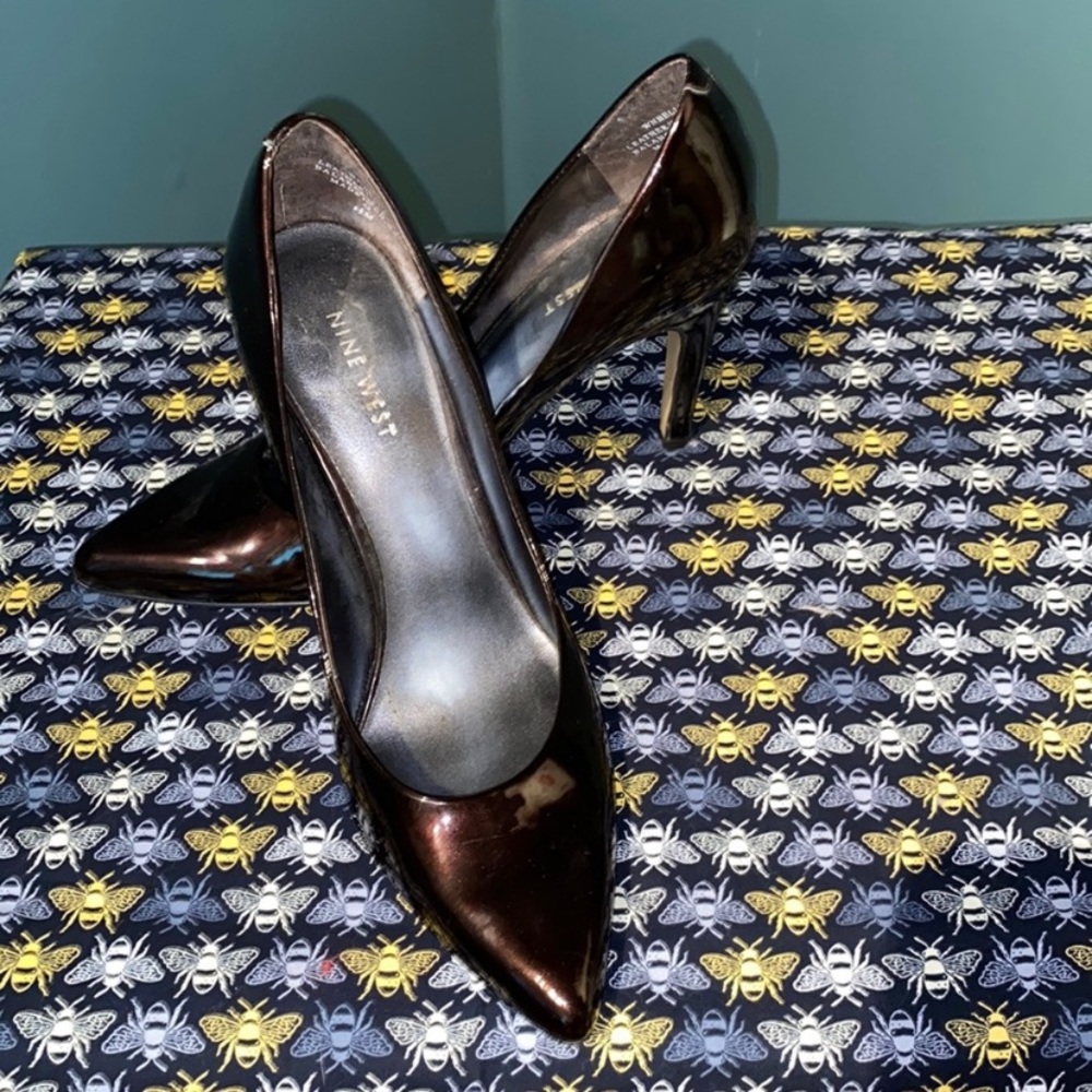 119. Nine West Size 8.5 heels, reddish-brown colour/ red wine colour/Burgundy